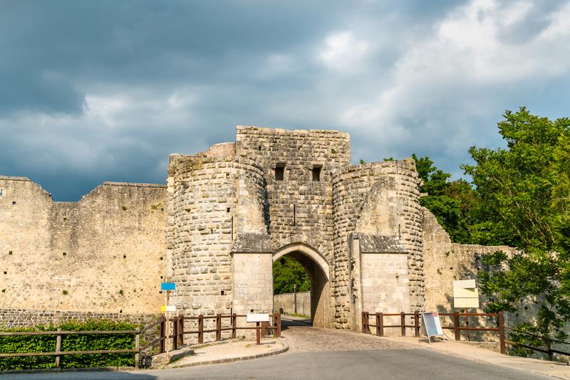 Ruines de la cité médiévale au coucher du soleil