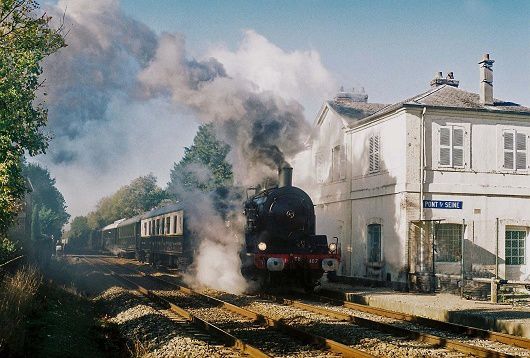 Train de l'époque en marche sur les rails